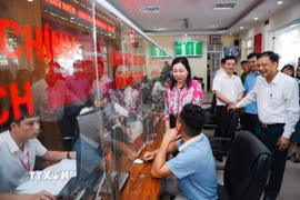 Lãnh đạo tỉnh Hà Nam kiểm tra công tác vận hành tại Trung tâm Phục vụ hành chính công phường Phủ Lý. (Ảnh: Thanh Tuấn/TTXVN)