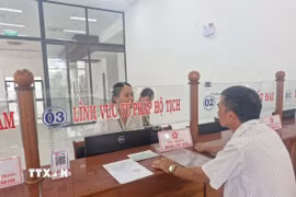 Người dân đến nộp hồ sơ trong ngày vận hành thử nghiệm chính quyền hai cấp cấp xã, phường tại phường Pleiku, Gia Lai. (Ảnh: Hồng Điệp/TTXVN)