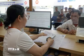 Vận hành thử nghiệm xử lý hồ sơ, thủ tục cho người dân tại Trung tâm phục vụ hành chính công phường Hòa Cường (mới). (Ảnh: Quốc Dũng/TTXVN)