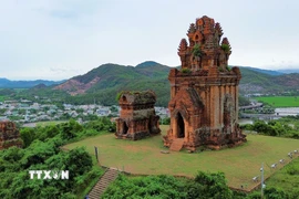 Quần thể Tháp Bánh Ít uy nghi trên đỉnh đồi, với kiến trúc thanh thoát và tầm nhìn bao quát, là một kiệt tác khác của người Chăm trên đất Bình Định. (Ảnh: Thanh Tùng/TTXVN)