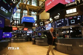 Giao dịch viên tại sàn chứng khoán New York, Mỹ. (Ảnh: THX/TTXVN)