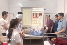 Đoàn công tác Sở Y tế Nghệ An thăm hỏi, động viên các bệnh nhân bị ngộ độc tại Bệnh viện Đa khoa Diễn Châu. (Ảnh: TTXVN phát)
