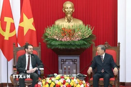 Tổng Bí thư Tô Lâm tiếp Đại sứ Anh tại Việt Nam Iain Frew. (Ảnh: Thống Nhất/TTXVN)