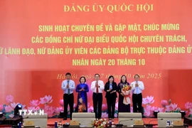 Chủ tịch Quốc hội Trần Thanh Mẫn tặng hoa, chúc mừng các nữ đại biểu Quốc hội trực thuộc Đảng ủy Quốc hội. (Ảnh: Tuấn Anh/TTXVN)