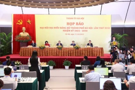 Quang cảnh buổi họp báo báo thông tin về kết quả Đại hội Đảng bộ thành phố Hà Nội lần thứ 18. (Ảnh: Văn Điệp/TTXVN)