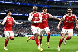 Arsenal giành chiến thắng tưng bừng ngày trên sân Tottenham.