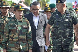 Tổng tư lệnh Lục quân Thái Lan, Tướng Phana Klaewplodthuk (phải) và Tư lệnh Lục quân Hoàng gia Campuchia, Tướng Mao Sophan, tại cửa khẩu Chong Chom. (Nguồn: AFP)