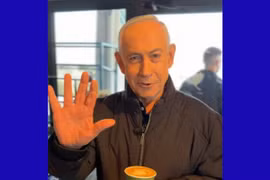 Trong video trên mạng xã hội X, Thủ tướng Israel B. Netanyahu cho thấy bàn tay có 5 ngón, bác tin đồn video trước bị cho là giả vì “6 ngón tay”./. (Nguồn: X)
