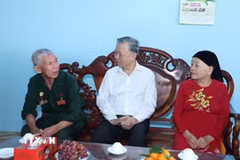 Tổng Bí thư Tô Lâm đến thăm hỏi và tặng quà gia đình ông Dương Đức Thùng, Anh hùng lực lượng vũ trang nhân dân. (Ảnh: Thống Nhất/TTXVN)