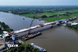 Cầu Vàm Cỏ Đông được hợp long, nối hai huyện Đức Hòa và Đức Huệ của Long An. (Ảnh: Bùi Giang/TTXVN)