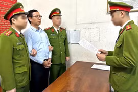 Tống đạt các quyết định tố tụng đối với Hoàng Anh Đức, nguyên Tổng Giám đốc Công ty Cổ phần Ximăng Hạ Long. (Nguồn: Công an Quảng Ninh)