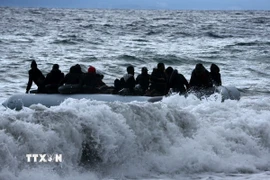 Người di cư trên trên thuyền ở ngoài khơi. (Ảnh: THX/TTXVN)