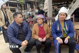 Lãnh đạo UBND xã Mường Giôn đến thăm hỏi, động viên gia đình các nạn nhân. (Ảnh: TTXVN phát)