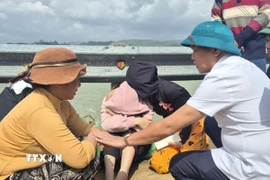 Ông Đào Mỹ, Phó Chủ tịch UBND tỉnh Đắk Lắk động viên gia đình các nạn nhân. (Ảnh: Tường Quân/TTXVN)