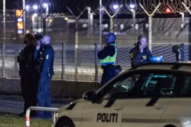 Lực lượng cảnh sát kiểm tra tại sân bay Copenhagen. (Nguồn: DW)
