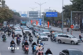 Các phương tiện tham gia giao thông tại Hà Nội. (Ảnh: Hoàng Hiếu/TTXVN)