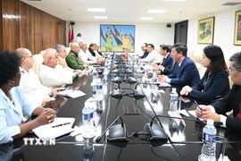 Đoàn công tác hội kiến Ủy viên Bộ Chính trị, Thường trực Ban Bí thư, Trưởng Ban Tổ chức Trung ương Đảng Cộng sản Cuba Roberto Morales Ojeda. (Ảnh: Việt Hùng/TTXVN)