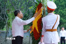 Thủ tướng Lê Minh Hưng dâng hương, hoa tưởng niệm các Anh hùng, liệt sỹ tại Nghĩa trang Liệt sỹ quốc gia Vị Xuyên (tỉnh Tuyên Quang). (Ảnh: Dương Giang/TTXVN)