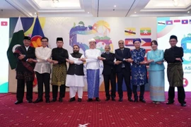 Đại sứ ASEAN và quan chức Pakistan chụp ảnh lưu niệm. (Ảnh do Đại sứ quán cung cấp)