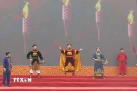 Màn diễn sử thi với chủ đề “Lào Cai khí thiêng tụ đất biên cương." (Ảnh: Hương Thu/TTXVN)