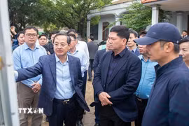 Các đồng chí lãnh đạo tỉnh Bắc Ninh kiểm tra thi công trên thực địa. (Ảnh: TTXVN phát)