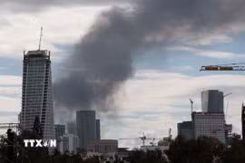 Khói bốc lên từ thành phố Tel Aviv, Israel sau cuộc tấn công đáp trả của Iran. (Ảnh: THX/TTXVN)