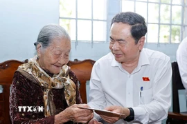 Chủ tịch Quốc hội Trần Thanh Mẫn thăm hỏi, tặng quà Mẹ Việt Nam Anh hùng Nguyễn Thị Hãnh. (Ảnh: Doãn Tấn/TTXVN)