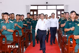 Chủ tịch Quốc hội Trần Thanh Mẫn thăm, làm việc với Sư đoàn 9, Quân đoàn 34. (Ảnh: Doãn Tấn/TTXVN)