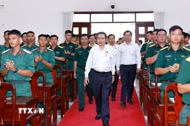Chủ tịch Quốc hội Trần Thanh Mẫn thăm, làm việc với Sư đoàn 9, Quân đoàn 34. (Ảnh: Doãn Tấn/TTXVN)