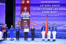 Đồng chí Trịnh Văn Quyết, Ủy viên Bộ Chính trị, Bí thư Trung ương Đảng, Trưởng Ban Tuyên giáo và Dân vận Trung ương trao tặng Huân chương Lao động hạng Nhất cho Đoàn Thanh niên Cộng sản Hồ Chí Minh. (Ảnh: Minh Đức/TTXVN)