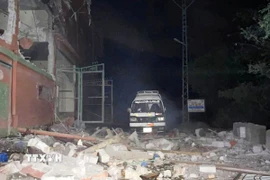 Tòa nhà bị phá hủy sau vụ tấn công bằng tên lửa của Ấn Độ tại Muzaffarabad thuộc khu vực Kashmir do Pakistan quản lý, ngày 7/5/2025. (Ảnh: THX/TTXVN)