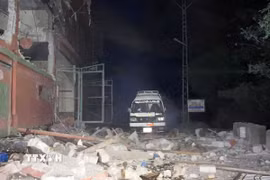 Tòa nhà bị phá hủy sau vụ tấn công bằng tên lửa của Ấn Độ tại Muzaffarabad thuộc khu vực Kashmir do Pakistan quản lý, ngày 7/5/2025. (Ảnh: THX/TTXVN)