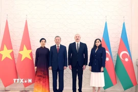 Tổng Bí thư Tô Lâm và Phu nhân cùng Tổng thống Azerbaijan Ilham Aliyev và Phu nhân chụp ảnh chung. (Ảnh: Thống Nhất/TTXVN)