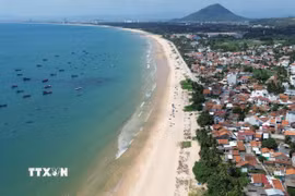 Bãi biển Làng chài Long Thủy (Đắk Lắk) thu hút du khách đến trải nghiệm. (Ảnh: Tuấn Anh/TTXVN)