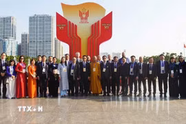 Tổng Bí thư Tô Lâm tặng quà cho các kiều bào tiêu biểu. (Ảnh: Thống Nhất/TTXVN)
