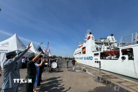 Quang cảnh lễ tiễn đoàn công tác Tàu Cảnh sát Biển Việt Nam CBS 8001. (Ảnh: Đỗ Quyên/TTXVN)