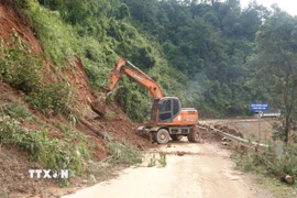 Công ty Cổ phần xây dựng đường bộ I Yên Bái huy động máy móc khắc phục các điểm sạt lở tại Quốc lộ 32. (Ảnh: TTXVN phát)