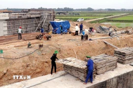 Công nhân thi công cầu chui trên cao tốc Bắc-Nam. (Ảnh: Công Tường/TTXVN)