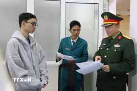 Lãnh đạo Ban Chỉ huy Phòng thủ khu vực 1- Hương Trà thành phố Huế giám sát toàn bộ quy trình khám tuyển quân trên địa bàn khu vực. (Ảnh: Mai Trang/TTXVN)