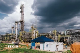 Một nhà máy lọc dầu ở Amazonas, Brazil. (Ảnh: THX/TTXVN)