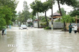 Ngập sau mưa lớn trên đường Hồ Văn Cống, phường Tương Bình Hiệp, thành phố Thủ Dầu Một, tỉnh Bình Dương. (Ảnh: Dương Chí Tưởng/TTXVN)