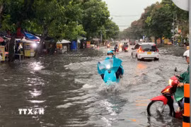 Nước ngập trên đường Đặng Thùy Trâm, quận Bình Thạnh. (Ảnh: TTXVN phát)