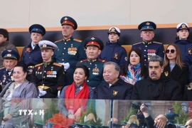 Tổng Bí thư Tô Lâm và Phu nhân dự Lễ duyệt binh Kỷ niệm 80 năm Ngày Chiến thắng trong Chiến tranh Vệ quốc vĩ đại. (Ảnh: Thống Nhất/TTXVN)