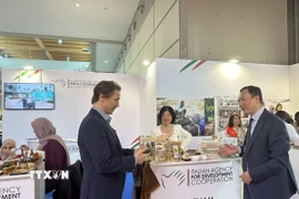 Đại sứ Việt Nam tại Italy Dương Hải Hưng giới thiệu các mặt hàng nông sản Việt Nam. (Ảnh: Trường Dụy/TTXVN)