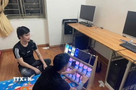 Hệ thống thiết bị được các đối tượng sử dụng để thực hiện hành vi đánh bạc, rửa tiền. Ảnh: TTXVN phát)