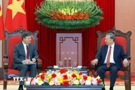 Tổng Bí thư Tô Lâm tiếp Giám đốc Học viện Tổng thống Liên bang Nga Aleksey Komissarov. (Ảnh: Thống Nhất/TTXVN)