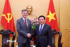 Giáo sư-Tiến sỹ Nguyễn Xuân Thắng tiếp ông Alexey Komissarov, Giám đốc Học viện Hành chính công và Kinh tế quốc dân trực thuộc Tổng thống Liên bang Nga. (Ảnh: Văn Điệp/TTXVN)