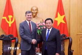 Giáo sư-Tiến sỹ Nguyễn Xuân Thắng tiếp ông Alexey Komissarov, Giám đốc Học viện Hành chính công và Kinh tế quốc dân trực thuộc Tổng thống Liên bang Nga. (Ảnh: Văn Điệp/TTXVN)