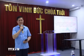 Mục sư Nguyễn Hữu Mạc, Hiệu trưởng Trường Thánh kinh Thần học Hà Nội phát biểu tại Hội nghị. (Ảnh: Nguyễn Cúc/TTXVN)