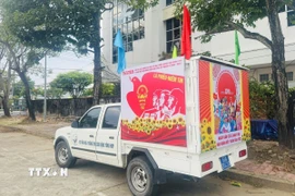 Các xe tuyên truyền lưu động của Trung tâm Văn hóa Nghệ thuật tỉnh An Giang lắp đặt loa phóng thanh với nội dung tuyên truyền bằng tiếng Việt và tiếng Khmer đến các khu dân cư, chợ, điểm sinh hoạt cộng đồng để tuyên truyền. (Ảnh: Công Mạo/TTXVN)